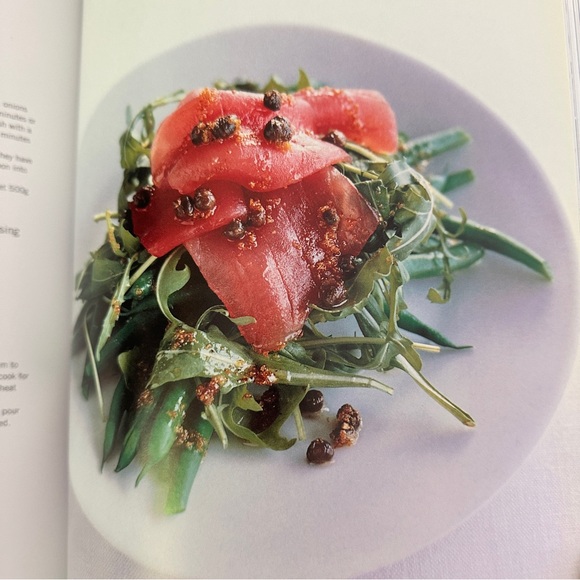 “Off the shelf” cookbook by Donna Hay. Softcover, fast and fabulous recipes - Picture 5 of 9
